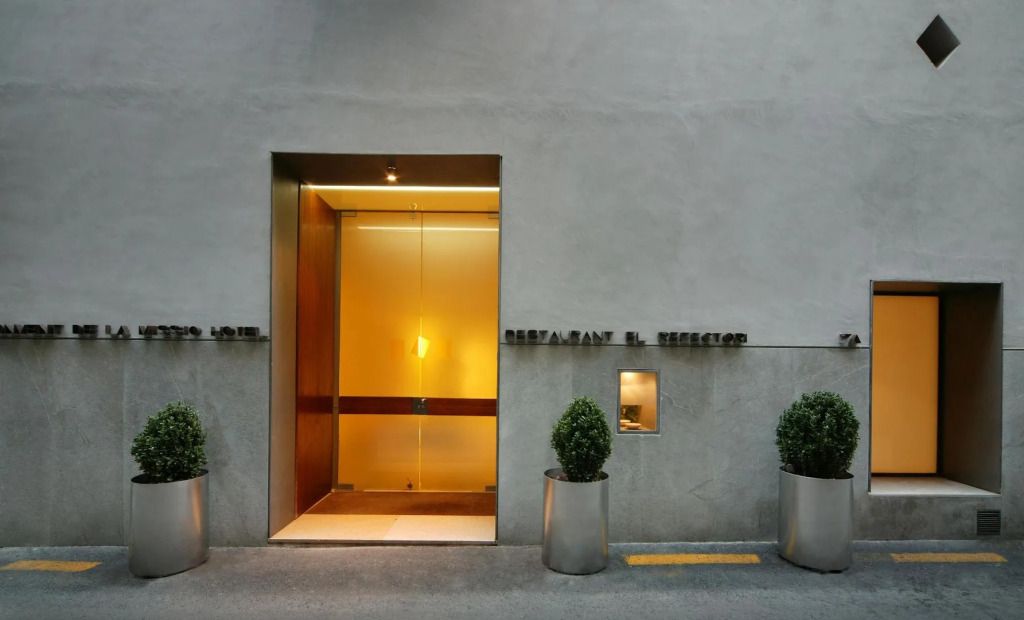 Eingang des Restaurants im Hotel mit stilvoller Beleuchtung