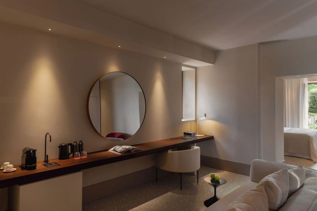 Eleganter Schminktisch mit großem rundem Spiegel in einem modernen Hotelzimmer