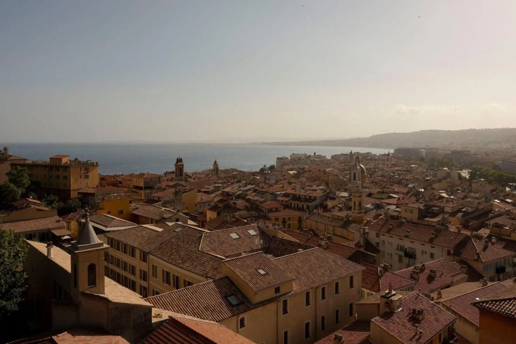 Panoramablick auf die Stadt mit weitreichendem Meereshorizont