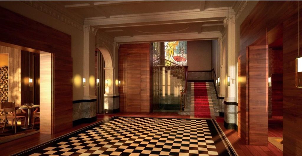 Elegante Hotel-Lobby mit Marmorboden und imposanter Treppe