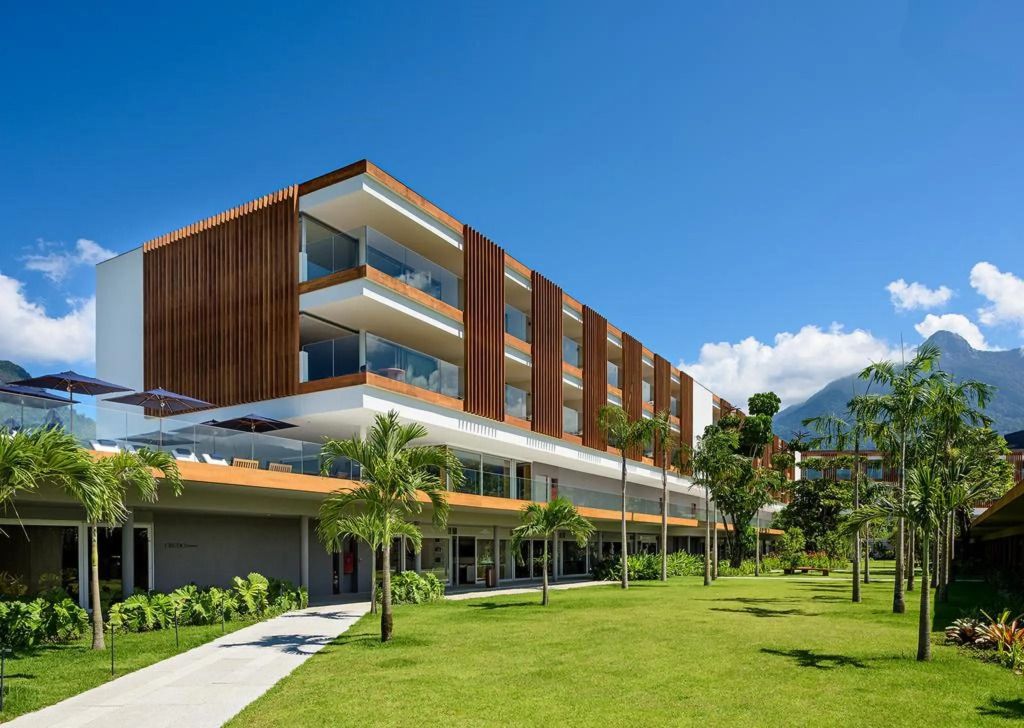 Moderne Fassade des Hotel Fasano Angra dos Reis mit grüner Umgebung