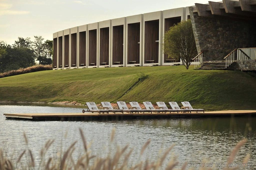 Modernes Gebäude des Hotel Fasano Boa Vista mit Sonnenterrasse am Wasser