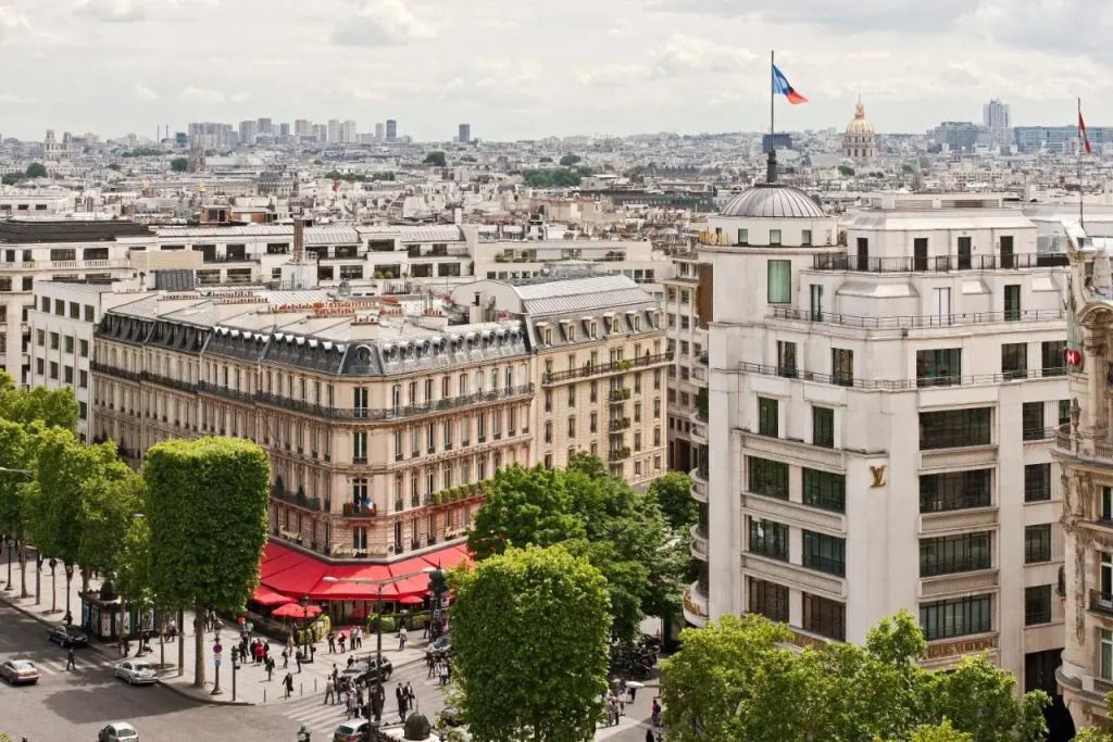 Aussicht auf die Pariser Stadtlandschaft mit prominentem Gebäude und Flagge im Vordergrund