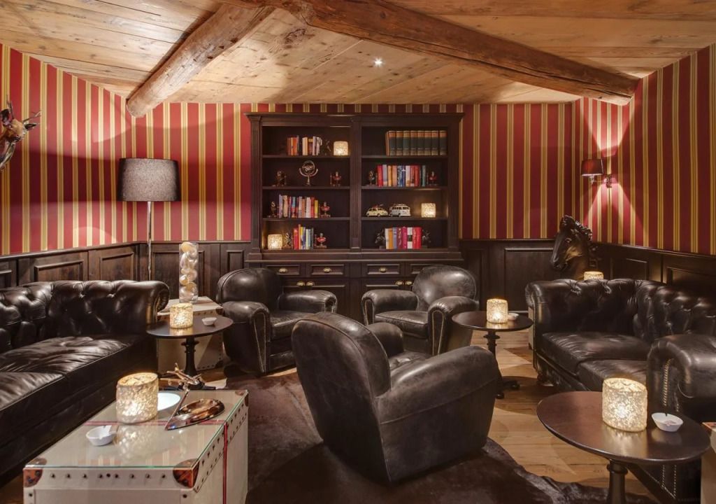 Gemütliche Lounge mit Ledersesseln und Bücherregal im Hotel.