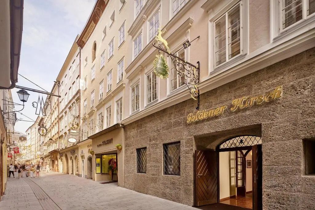 Historische Fassade des Hotels Goldener Hirsch in einer charmanten Altstadtgasse