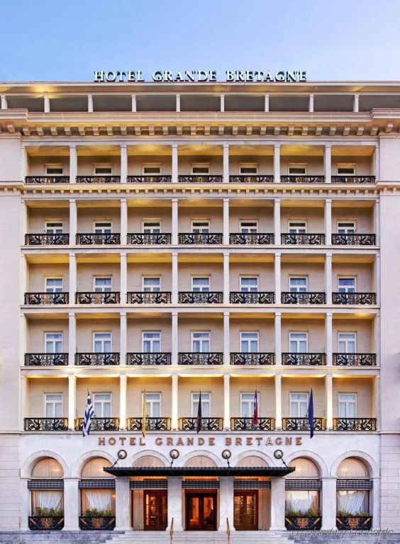 Prächtige Fassade des Hotel Grande Bretagne bei Tag