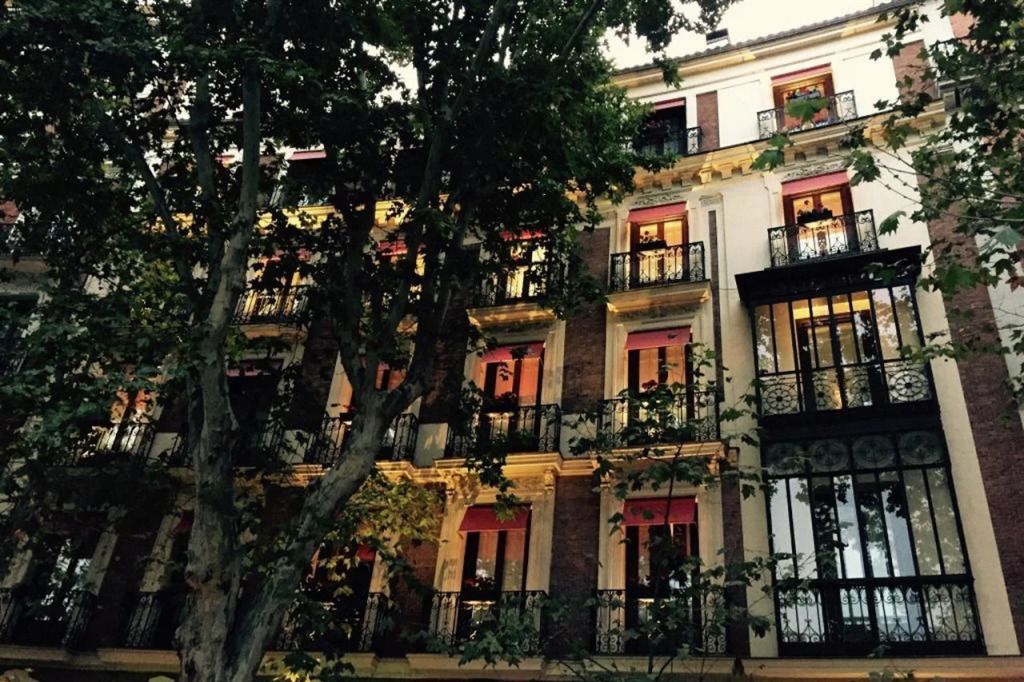 Elegante Fassade des Hotels Hospes Puerta de Alcalá mit abendlicher Beleuchtung