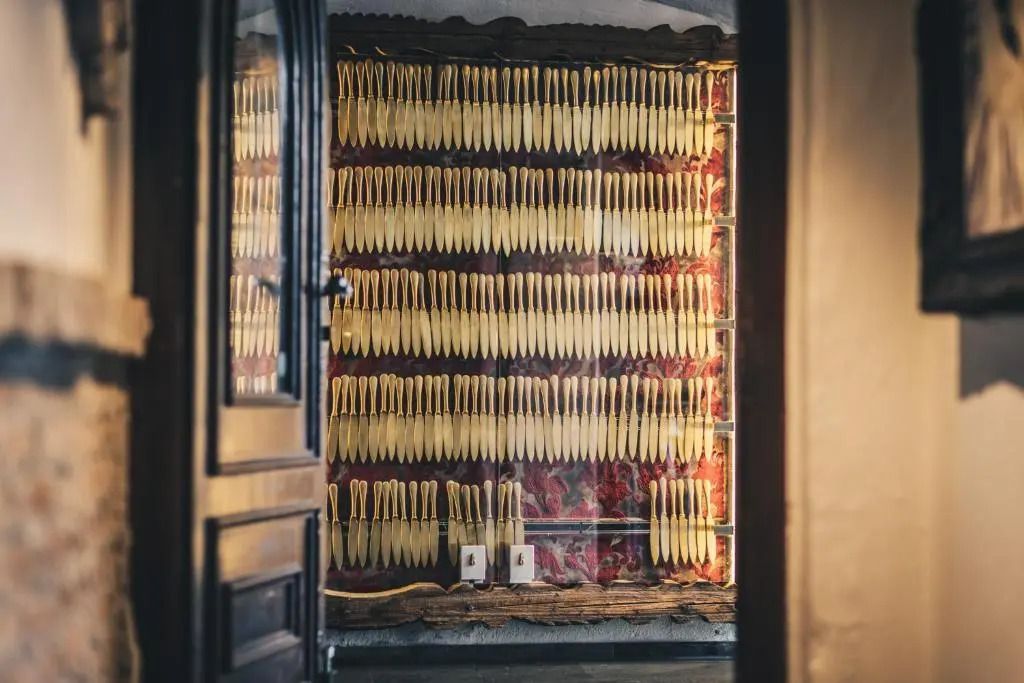 Wand voller handgefertigter Kerzen im Hotel Klosterbraeu