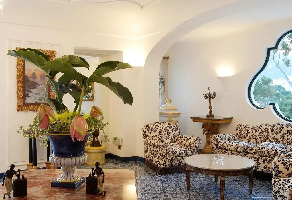 Stilvoll eingerichtete Hotellobby mit floralen Mustern und eleganten Möbeln