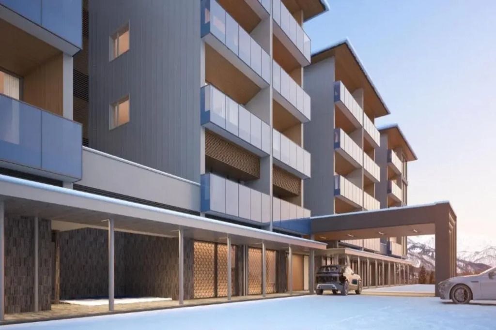 Moderne Fassade des MUNI KYOTO Hotels bei Dämmerung