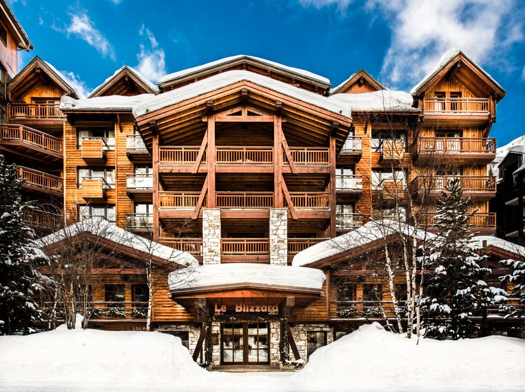 Imposante Holzfassade des Hotels Le Blizzard im Winter
