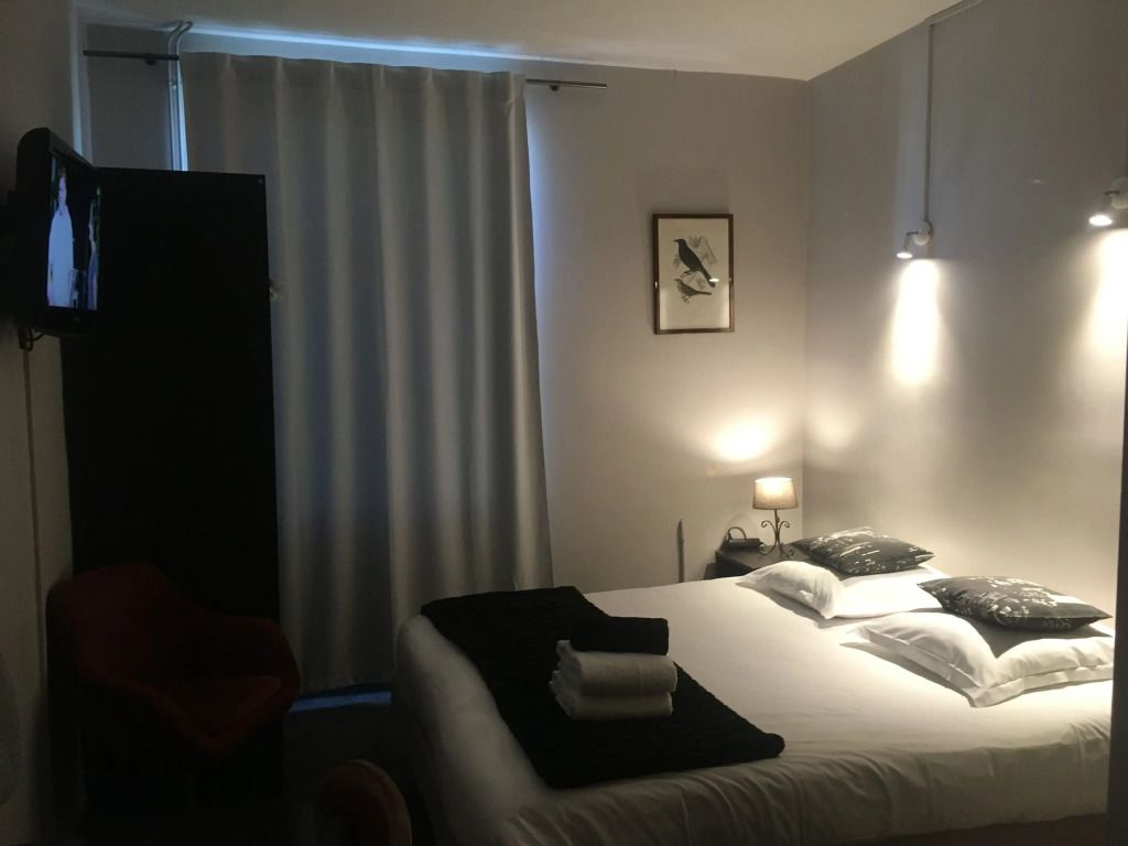 Gemütliches Hotelzimmer mit Doppelbett und weicher Beleuchtung