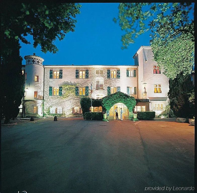 Fassade des Hotel Le Pigonnet bei Nacht mit beleuchteten Fenstern.