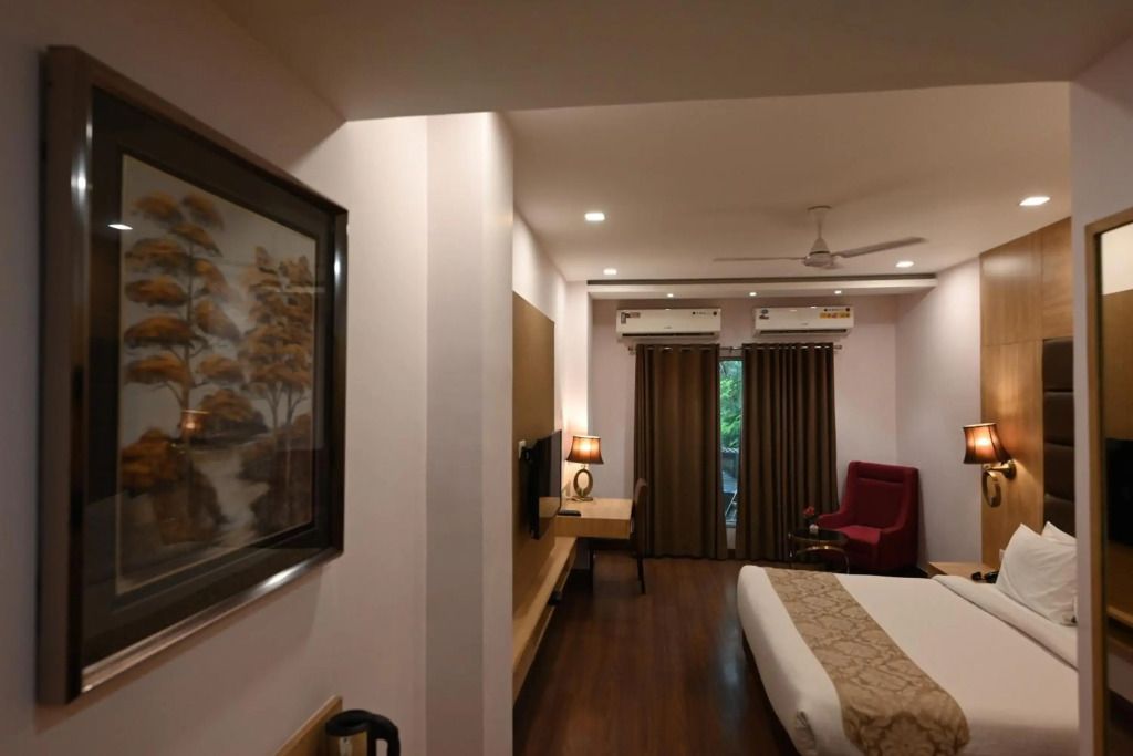 Gemütliches Hotelzimmer mit moderner Einrichtung und Schreibtisch