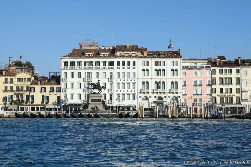 Historische Hotelgebäude am Ufer in Venedig unter blauem Himmel