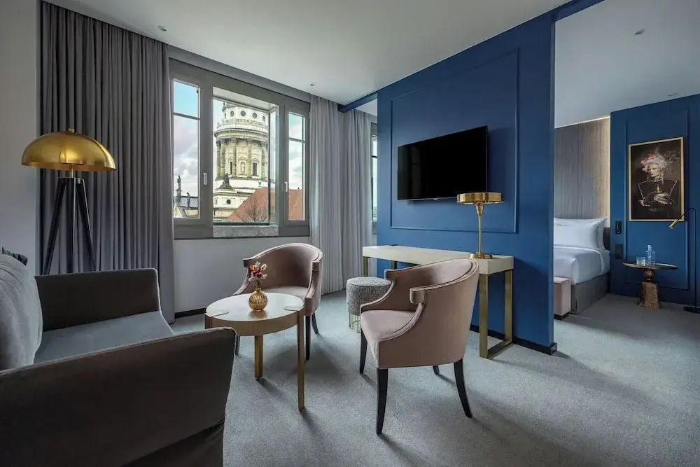 Luxus-Hotelzimmer mit Blick auf historischen Gebäudeturm