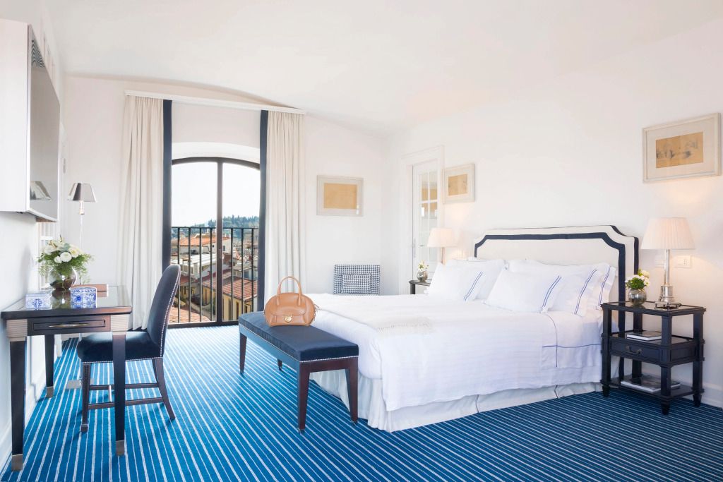 Helles Zimmer mit großen Fenstern und Blick auf die Stadt