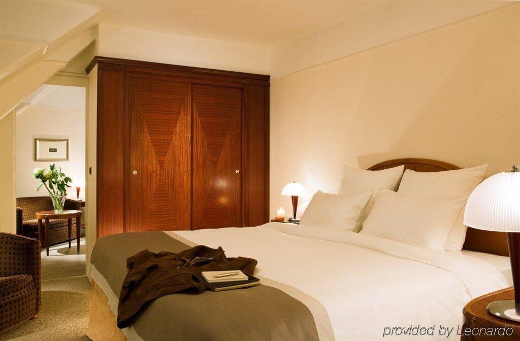Elegantes Hotelzimmer mit Holzmöbeln und gemütlichem Doppelbett