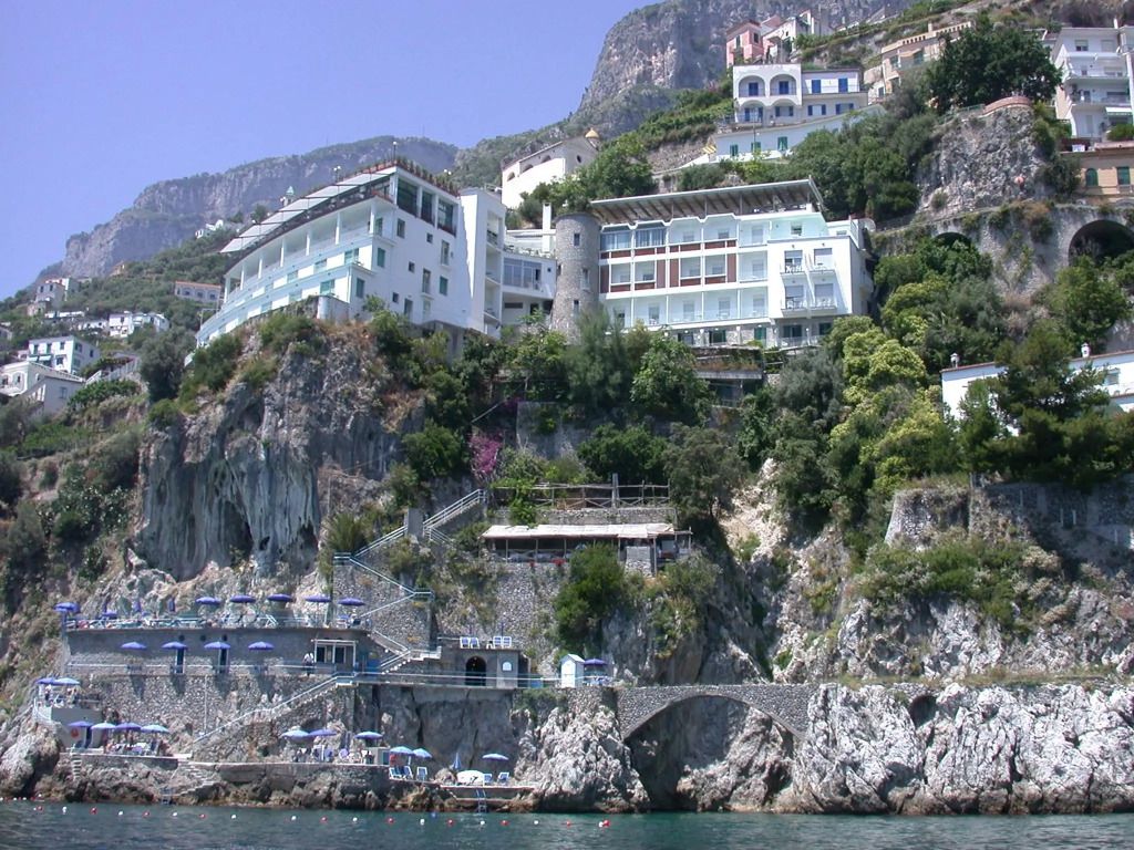 Hotel Miramalfi an einer Klippe mit atemberaubendem Blick auf das Meer
