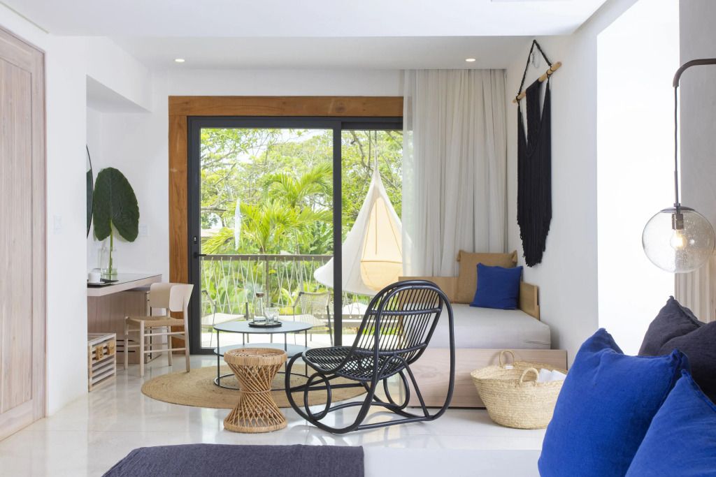 Moderne Suite mit Balkon und Hängesessel und Blick ins Grüne