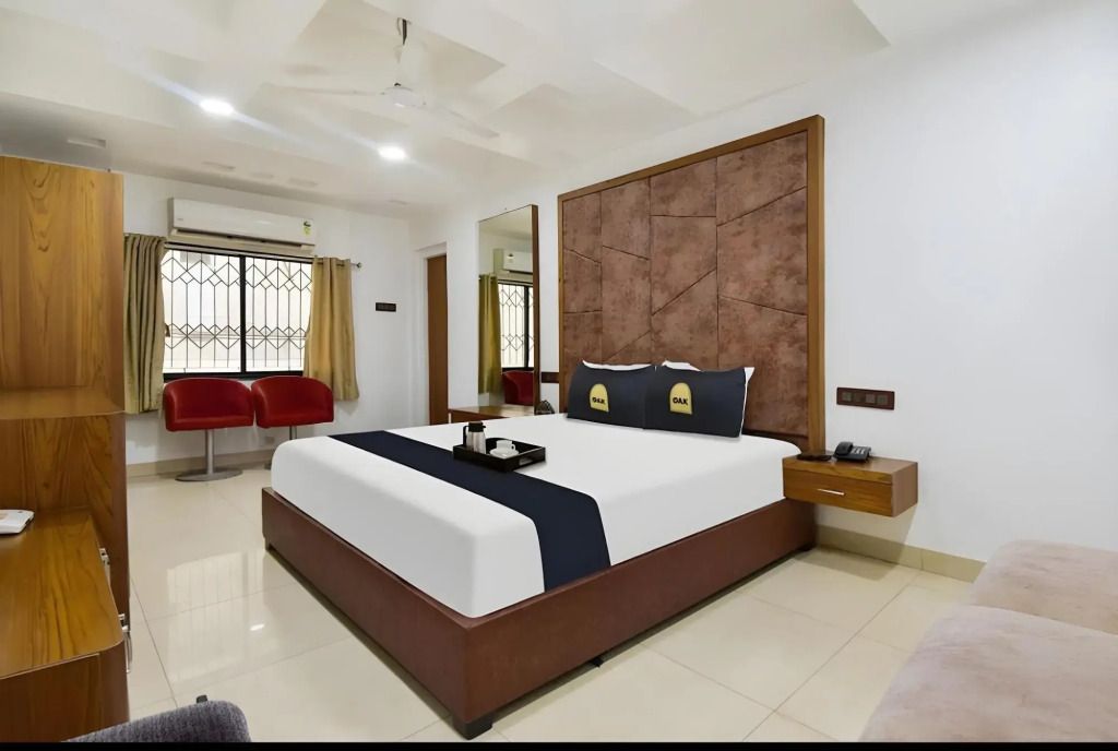 Modernes Gästezimmer mit eleganten braunen Akzenten und stilvollen Details