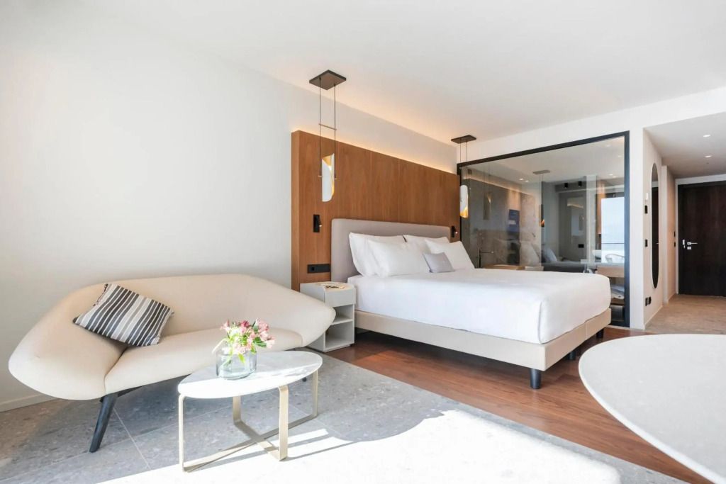 Helles Hotelzimmer mit Doppelbett und stilvollem Interieur