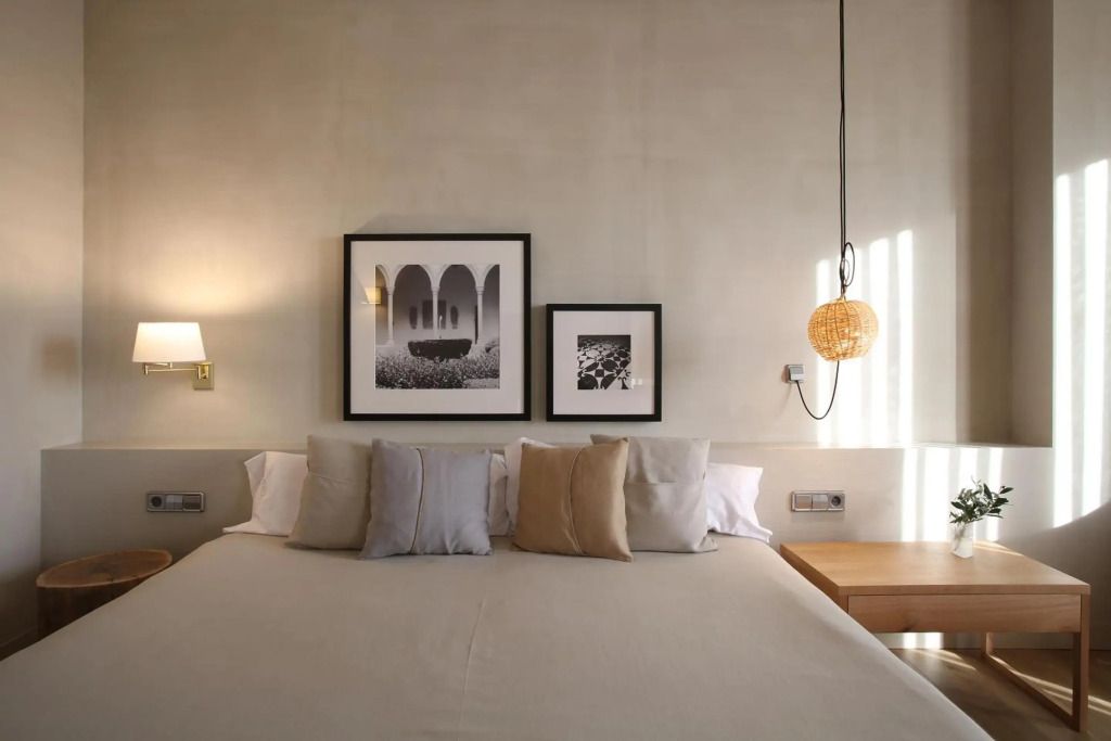 Gemütliches Hotelzimmer mit stilvoller Inneneinrichtung und Kunstwerken an der Wand.