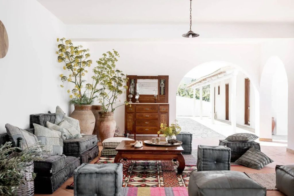 Heller Lounge-Bereich mit bequemen Sitzgelegenheiten und Pflanzen