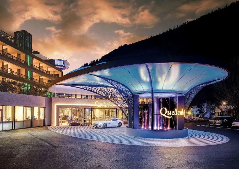 Eingangsbereich des Quellenhof Luxury Resort Passeier mit eleganter Architektur und Beleuchtung