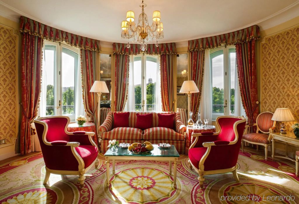 Luxus-Suite mit roten Akzenten im Mandarin Oriental Ritz