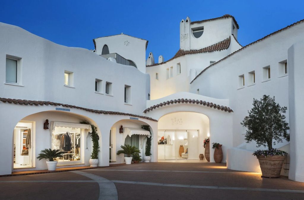 Schöne Hotelarchitektur im mediterranen Stil bei Dämmerung
