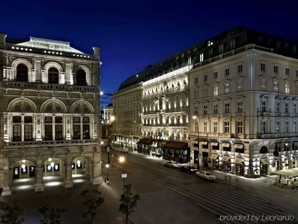 Beleuchtete Fassade des Hotel Sacher Wien und Umgebung nachts