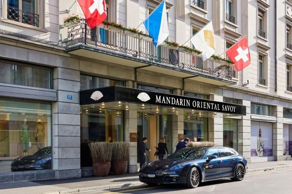 Außenansicht des Mandarin Oriental Savoy mit eleganten Balkonen und Flaggen