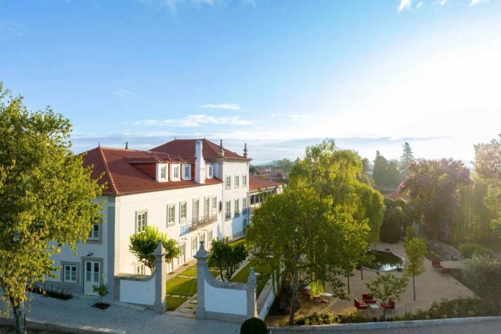 Elegante Hotelanlage mit Garten und klassischer Architektur