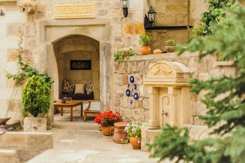 Gemütlicher Sitzbereich im Innenhof mit Steindekor und Blumentöpfen