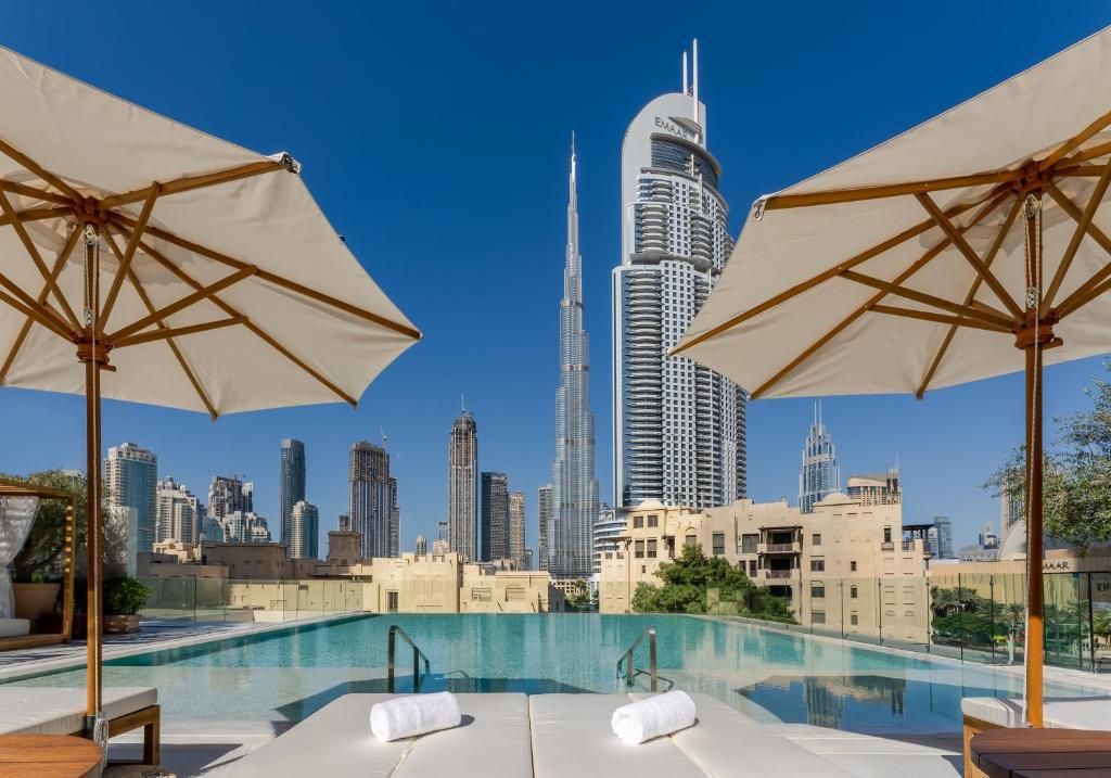 Infinity-Pool auf Dachterrasse mit Blick auf Dubais Skyline einschließlich Burj Khalifa.