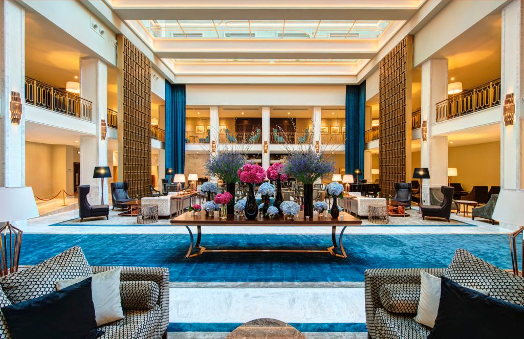 Großzügige Hotellobby mit Blumenarrangement und luxuriöser Einrichtung