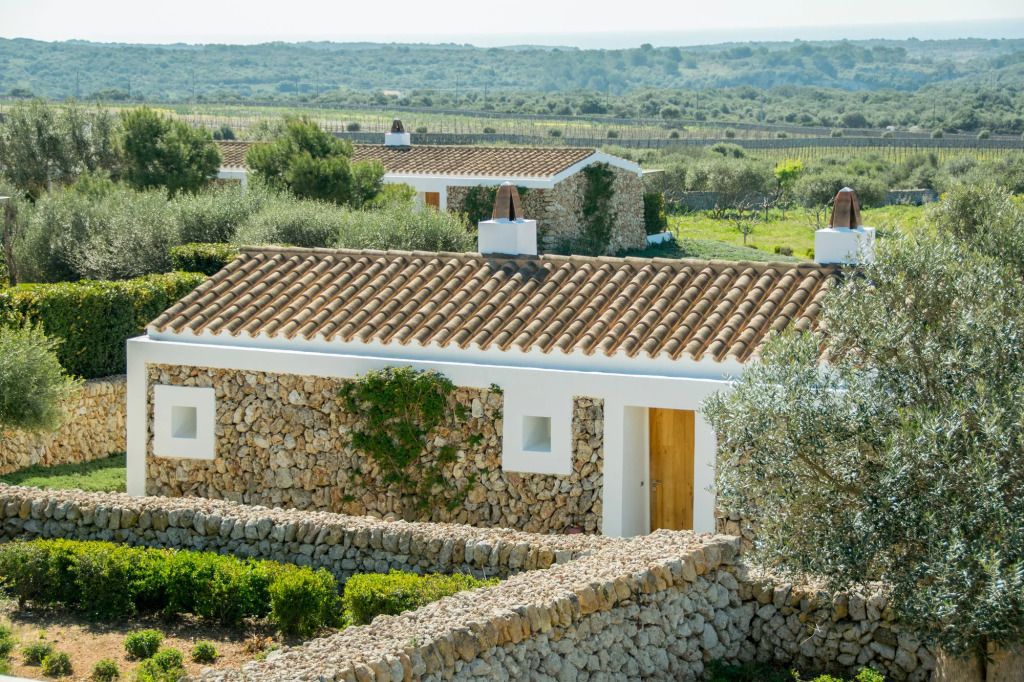Steinbauten mit mediterraner Vegetation im Hintergrund