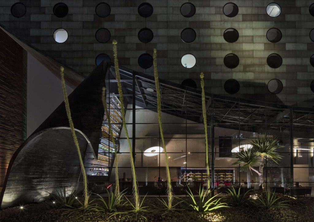 Moderne Hotelfassade mit runden Fenstern und stilvoller Beleuchtung