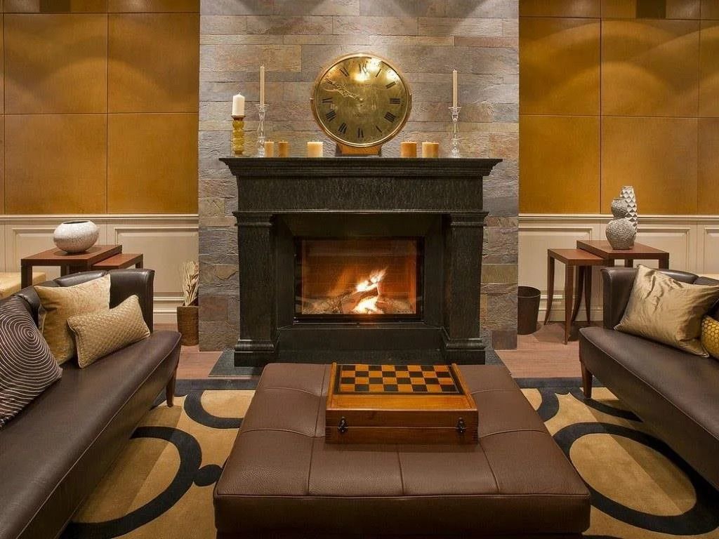 Gemütliche Lounge mit Kamin und Schachbrett