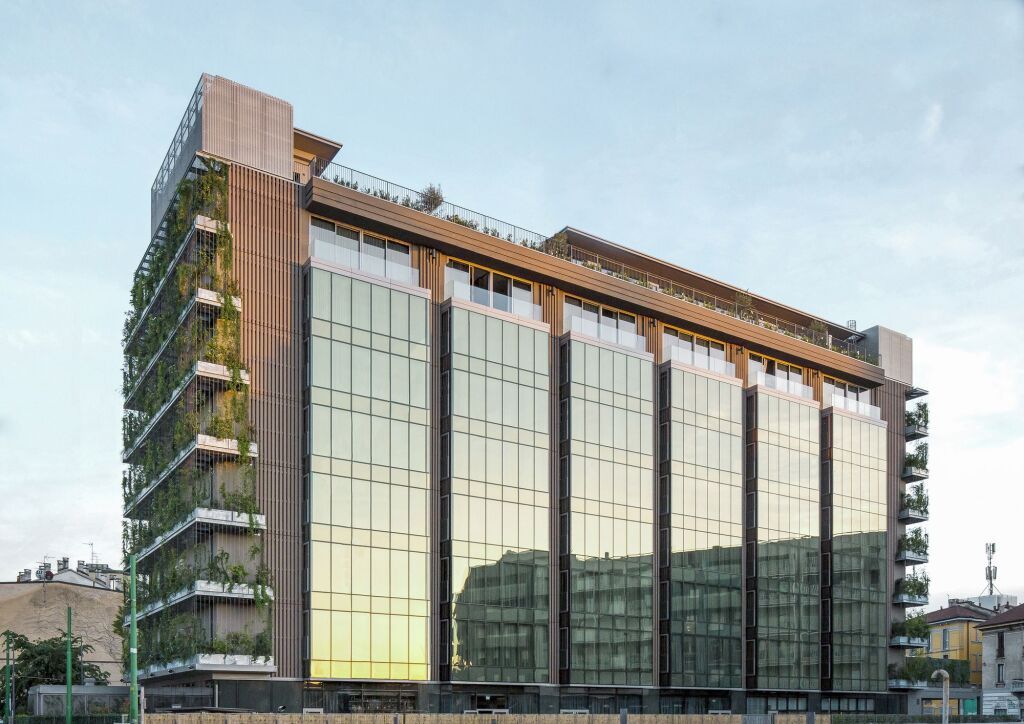 Moderne Fassade des Hotel Viu Milan mit vertikalem Garten