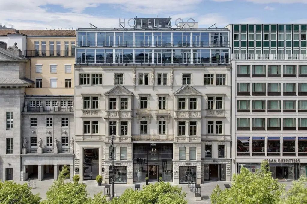 Elegante Fassade des Hotel Zoo Berlin an einem sonnigen Tag