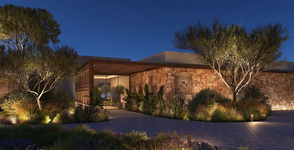 Hoteleingang bei Nacht mit moderner Architektur und dezent beleuchteten Pflanzen