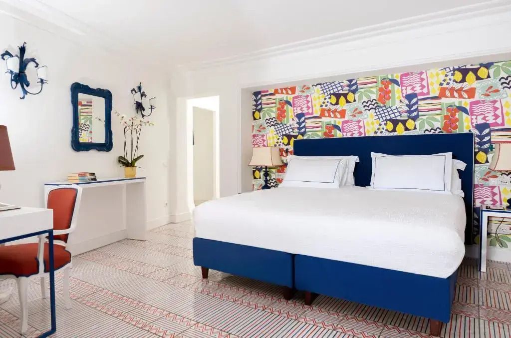 Helles Zimmer mit buntem Kopfteil und modernem Design