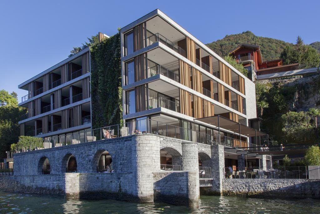 Moderne Hotelarchitektur mit Seeblick und Natursteinakzenten