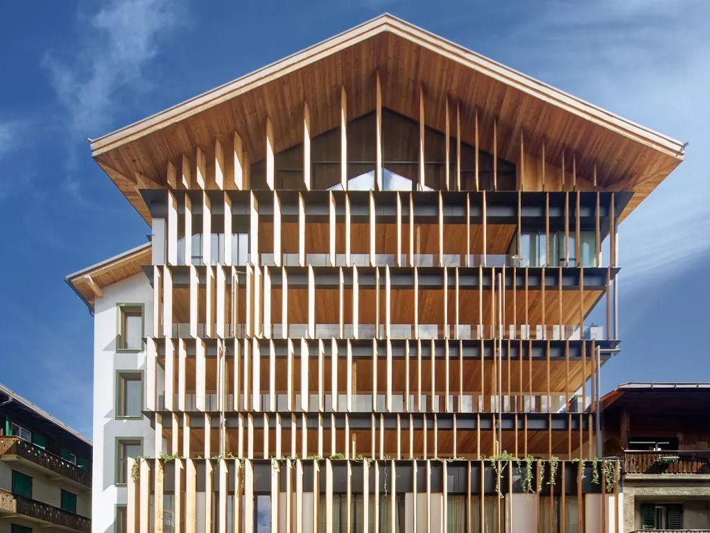 Moderne Fassade des HOTEL de LEN mit Holzdetails und Glasfronten