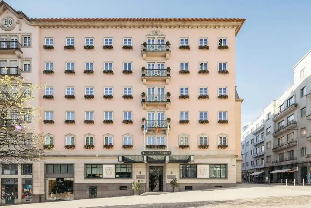 Historische Fassade des Hospes Infante Sagres Porto mit blumengeschmückten Balkonen