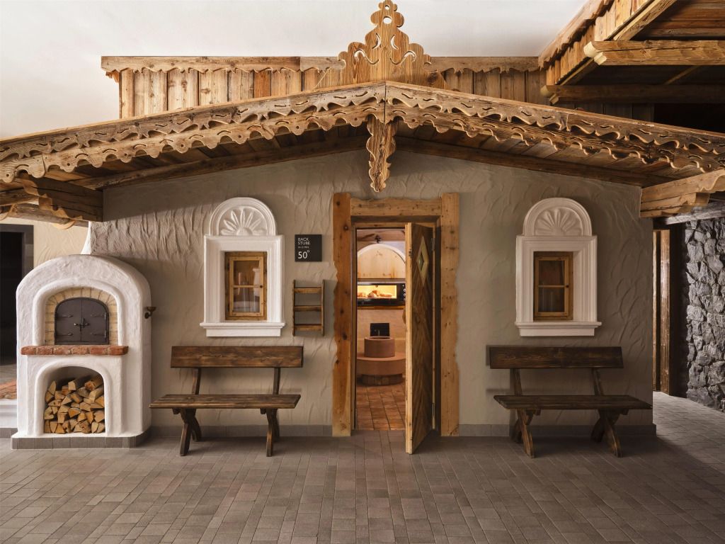 Holzverkleidete Sauna mit rustikalen Sitzbänken und Ofen