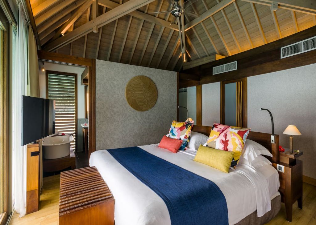 Luxuriöses Schlafzimmer mit bunter Dekoration im Intercontinental Bora Bora Resort