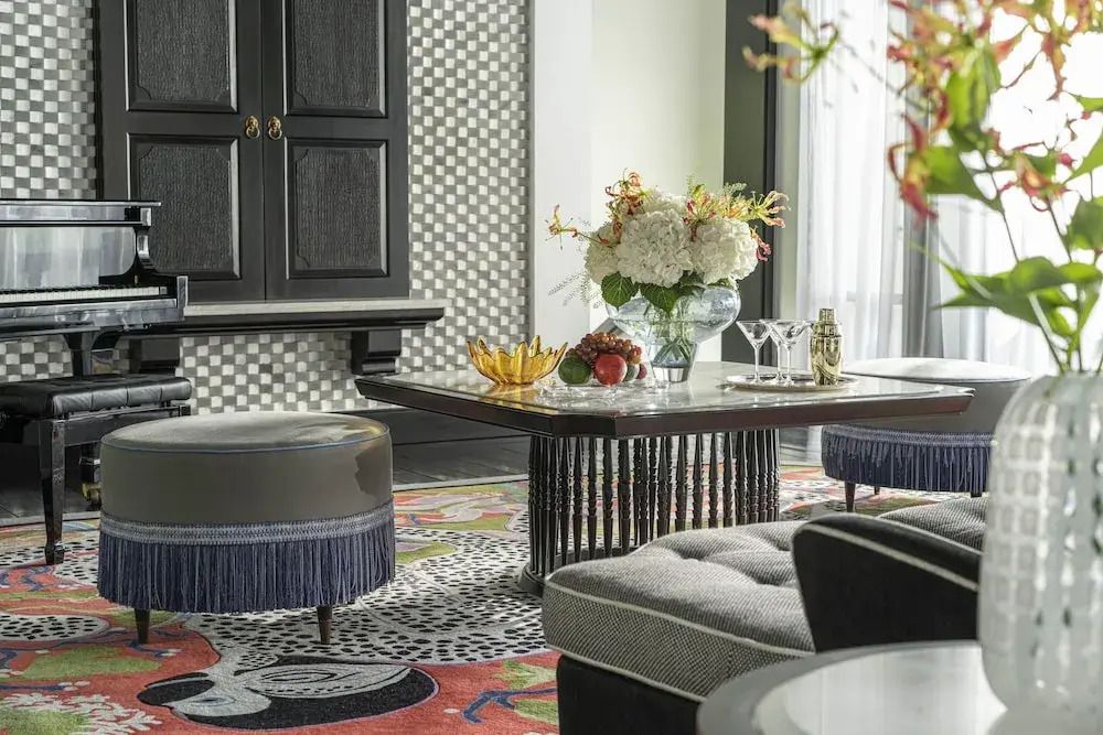 Elegantes Wohnzimmer mit stilvollen Möbeln und Blumenarrangement